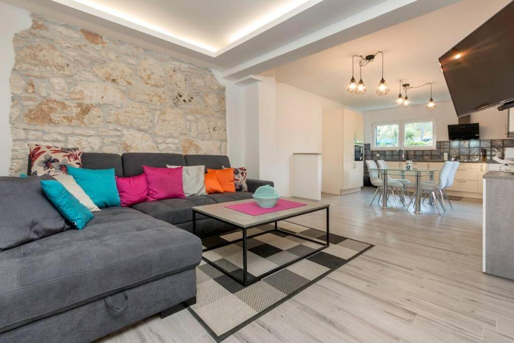 Predivan Novouredeni Apartman U Blizini Mora Банджоле Экстерьер фото