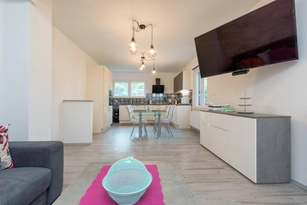 Predivan Novouredeni Apartman U Blizini Mora Банджоле Экстерьер фото