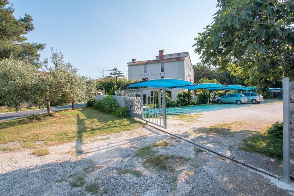 Predivan Novouredeni Apartman U Blizini Mora Банджоле Экстерьер фото