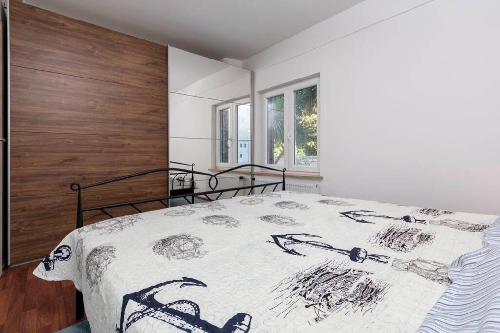 Predivan Novouredeni Apartman U Blizini Mora Банджоле Экстерьер фото