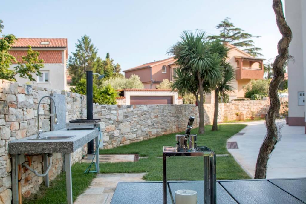 Predivan Novouredeni Apartman U Blizini Mora Банджоле Экстерьер фото