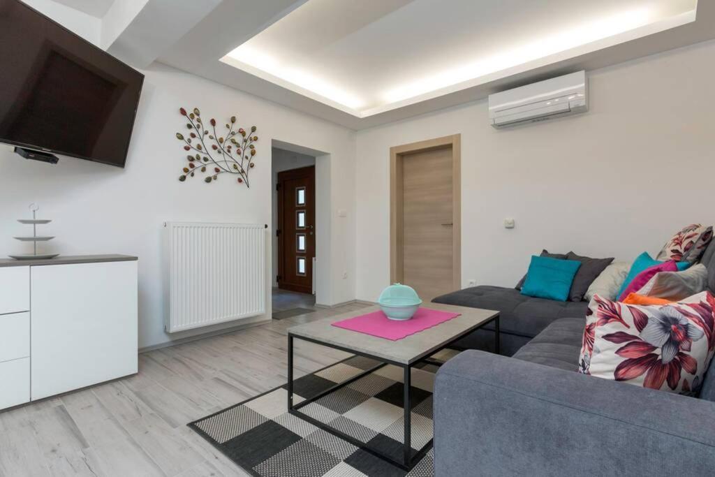 Predivan Novouredeni Apartman U Blizini Mora Банджоле Экстерьер фото