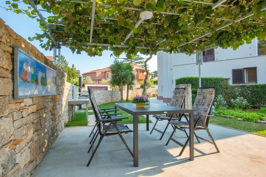 Predivan Novouredeni Apartman U Blizini Mora Банджоле Экстерьер фото