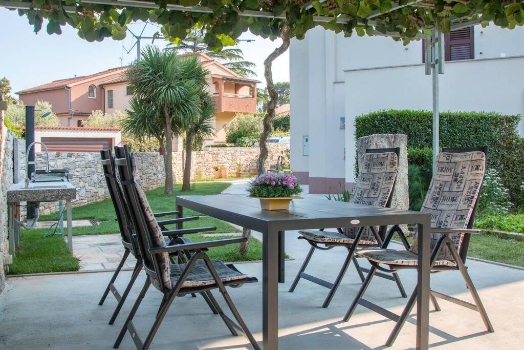Predivan Novouredeni Apartman U Blizini Mora Банджоле Экстерьер фото