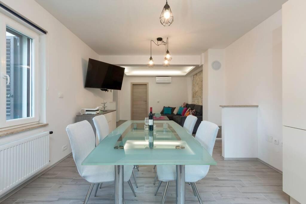Predivan Novouredeni Apartman U Blizini Mora Банджоле Экстерьер фото